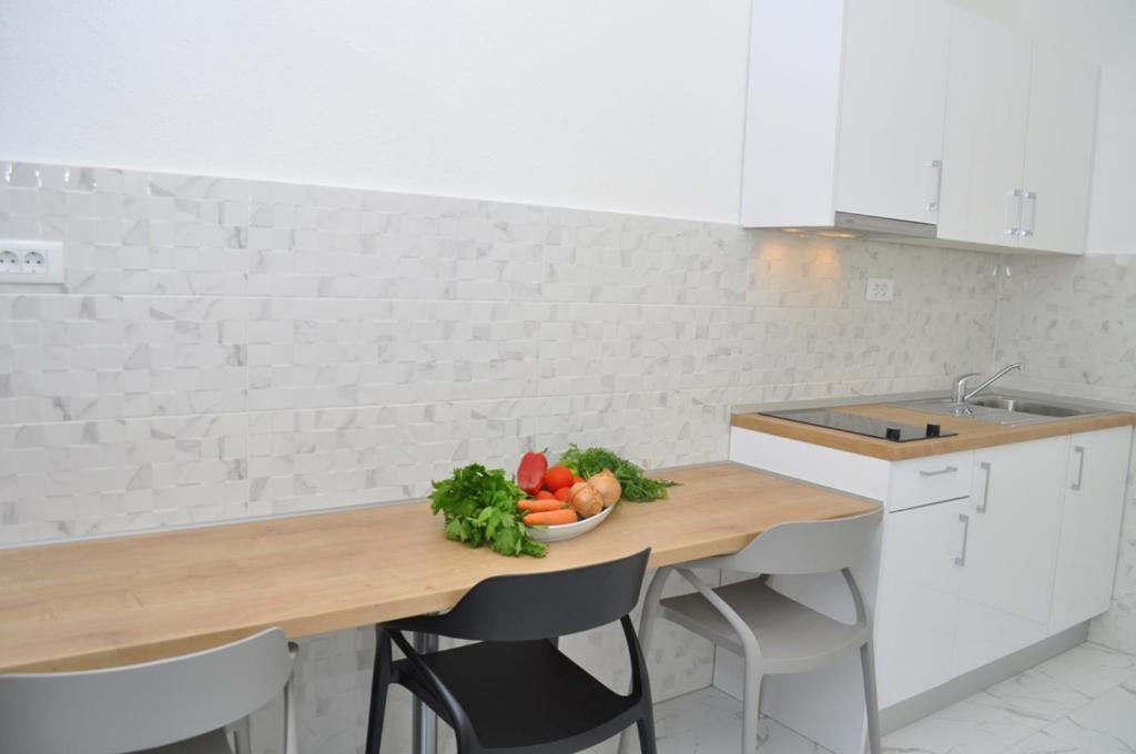 Apartments Ratko Tucepi Ngoại thất bức ảnh